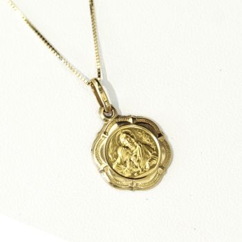 Beautiful 18ct yellow Communion medal and 18ct gold chain