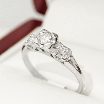Vintage Diamond Engagement ring in platinum