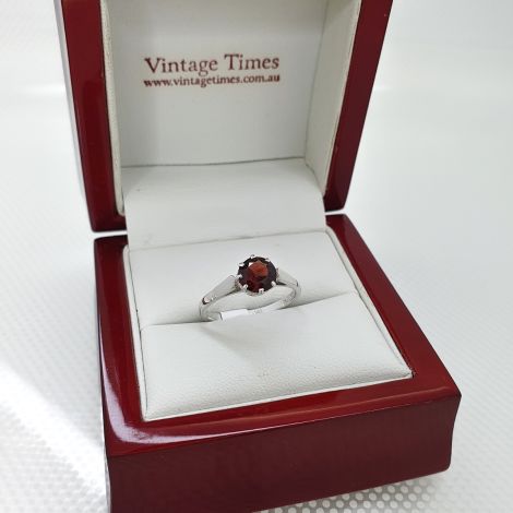 Very lovely handmade vintage Garnet solitaire ring, set in 9ct gold.