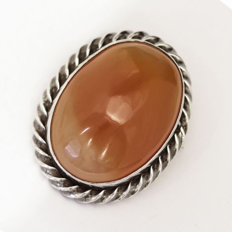 Beautiful oval Agate brooch with roped shaped bezel set in silver, circa 1930's