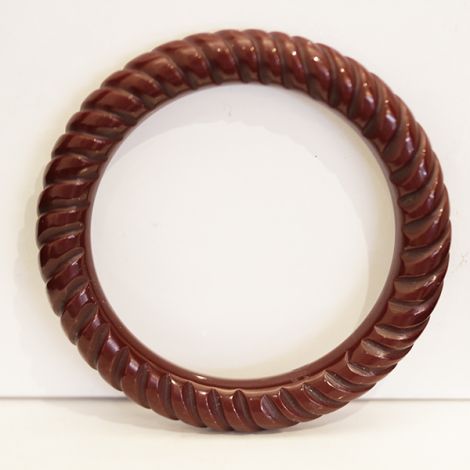 Vintage Art Deco Bakelite Bangle, Deep red/brown carved round Bakelite bangle. 